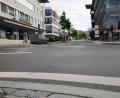 Bild: Stephan Huber
Die Emailfabrikstraße ist eine der Straßen, die eine neue Asphaltdecke erhalten. Die Parkplätze hinter der Apotheke und dem Sanitätshaus (links) können aber genutzt werden.