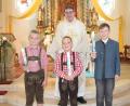 Bild: pi
Stadtpfarrer Pater Hans Ring feiert mit drei Jungen Erstkommunion.