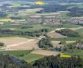 Bild: mür
Voraussichtlich im Juli wird erst an der Ortsumgehung Plößberg weitergebaut. Im Bild der Stand der Baustelle Ende Mai: Die beiden Brückenbauwerke im Piengraben Richtung Schönkirch und bei der Kläranlage (Bildmitte) sowie die Straßeneinschnitte Richtung Wildenau (links im Bild).