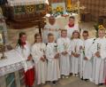 Bild: frd
Diese sechs Kinder aus den Ortsteilen Wildeppenried und Gartenried haben am Sonntag zum ersten Mal die Heilige Kommunion empfangen. Mit im Bild Pfarrer Alfons Kaufmann und die Ministranten.