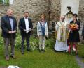 Bild: jr
Beim Gottesdienst in der Kirche ohne Dach mit dabei waren (von links) Alt-Bürgermeister Albert Köstler, Zweiter Bürgermeister Christian Hebert, Dolmetscherin Jaroslava Peteříková, Bürgermeisterin Eva Prochazkova (Stara Voda) und Bürgermeister Klaus Meyer.