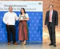 Bild: Tobias Hase/exb
Staatsministerin Michaela Kaniber (links) und Landesinnungsmeister Heinrich Traublinger (rechts) überreichten an Sebastian und Felicitas Wellnhofer den Staatsehrenpreis für das bayerische Bäckerhandwerk.