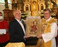 Bild: fpoz
Kirchenpfleger Hilmar Wollner (Zweiter von links) übergab im Namen aller kirchlichen Verbände und Vereine eine Jesusfigur in der Krippe an Stadtpfarrer Bernd Philipp (rechts).
