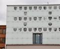 Bild: td
Die Glasfassade am Neubau des Landratsamts zeigt neben dem Wappen des Landkreises die Wappen der kreiszugehörigen Gemeinden. Eines sticht heraus, es ist rund und eigentlich kein Wappen (zweite Reihe von unten).