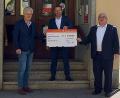 Bild: Sparkasse Floß/exb
Vorstandsvorsitzender Gerhard Hösl (Mitte) und Ulrich Höcker, Leiter der Geschäftsstelle Floß, reichen den symbolischen Spendenscheck an Bürgermeister
Robert Lindner (links) weiter.