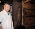 Bild: kro
Nach sechs Wochen in der Sur hängt Metzgermeister Ferdinand Scharnagl das Fleisch in den Rauch. In einem speziellen Kamin, im Kaltrauch, rund 30 Grad Celsius warm, wird das Fleisch schonend geräuchert.