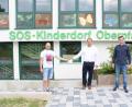 Bild: Federballfreunde Waldsassen/exb
Kassier Manuel Ernst, Kinderdorfleiter Holger Hassel und Vorsitzender Max Siller (von links) bei der Spendenübergabe in Immenreuth.