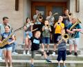 Bild: jst
Das Nachwuchsblasorchester der Musikschule unter Leitung von Ulli Dziwinski (links) übt wieder.