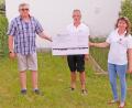 Bild: BRK Kreisverband Bayreuth/exb
Marco Hertle übergab in Mehlmeisel die Spende in Höhe von 4000 Euro an die BRK-Bereitschaft Mehlmeisel. Für den Aufrechterhalt der Dienste sind die ehrenamtlichen Kameradinnen und Kameraden auf die Unterstützung aus der Bevölkerung angewiesen. Im Bild (von links) Marco Hertle, Michael Prechtl (stellvertretender Bereitschaftsleiter der BRK-Bereitschaft Mehlmeisel) und Karin Eigl (Bereitschaftsleiterin der BRK-Bereitschaft Mehlmeisel).
