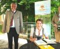 Bild: Hirsch
Die Bayerische Bierkönigin Sarah Jäger trägt sich ins Goldene Buch der Stadt Schwandorf ein. Sehr zur Freude von Oberbürgermeister Andreas Feller (rechts) und Brauereibesitzer Wolfgang Rasel (links), die zur Wahl gratulierten.