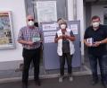 Bild: gmü
Die Helfer Peter Nickl (li.) und Karl Stahl (re.) freuen sich über die gespendete Erfrischung