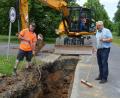 Bild: jr
Auf einer Länge von 130 Metern wurde in Steinmühle eine Wasserleitung ausgewechselt. Planung und Umsetzung führte der Wasserzweckverband "Pfaffenreuther Gruppe" in Eigenregie durch. Bei einem Ortstermin informierte der Verbandsvorsitzende, Leonbergs Bürgermeister Johann Burger (rechts), über die Maßnahme.