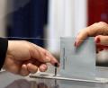 Bild: Ludovic Marin/dpa
Eine Person wirft bei den Regionalwahlen in Frankreich ihren Stimmzettel in eine Wahlurne. Bei der entscheidenden Runde der Abstimmung am Sonntag lag die Beteiligung auch in Libourne und Castillon-la-Bataille bei nur etwa einem Drittel.