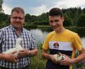 Bild: kro
Udo Hildebrand (links) mit einer Zwergente, weiß - sein Sohn Simon (rechts) mit einer Zwergente, gescheckt.