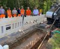Bild: Wilhelm Amann
Im Spülbohrverfahren, das größere Erdarbeiten und dadurch auch Kosten spart, wird ein Großteil der neuen Wasserleitungen verlegt. Zweckverbandsvorsitzender Frank Zeitler (rechts) und Geschäftsführer Hans Werner (links daneben) besichtigten mit der Bauleitung die aktuelle Baustelle bei Ragenhof.