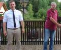 Bild: soj
Der bisherige Vorsitzende Johannes Pöllath (von rechts) bedankte sich bei seinem Stellvertreter Michael Krämer für die kommissarische Weiterführung des Vereins. Bürgermeister Wolfgang Söllner wiederum bedankte sich bei beiden für das ehrenamtliche Engagement.
