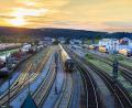 Bild: sus
Wenn die Oberleitungen für die Elektrifizierung kommen, wird sich das Bild des Schwandorfer Bahnhofs gründlich ändern. Zu den Oberleitungen könnte auch noch die Bahnstromversorgung Burgweinting-Schwandorf hier durch die Stadt verlaufen.