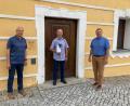 Bild: bey
Josef Stöhr war als Gemeindearbeiter zwölf Jahre lang für die Außenanlagen, für das Schneeräumen, für Zustelldienste und vieles mehr zuständig. Bürgermeister Reinhard Sollfrank (rechts) und Zweiter Bürgermeister Josef Langgärtner (links) verabschiedeten Josef Stöhr in den Ruhestand.