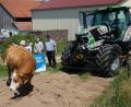 Bild: Hirsch
Landwirt Markus Gregori (links) betreibt in Goppeltshof einen Betrieb mit 13 Mutterkühen. Am Montag bekam er Besuch von Vertretern des Bauernverbandes, der Stadt und des Landwirtschaftsamtes. Auch der "Essen-aus-Bayern-Traktor" machte auf seinem Hof Station.