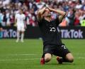 Bild: Christian Charisius/dpa
Thomas Müller nach seiner verpassten Torchance. Im Achtelfinale scheidet die deutsche Nationalmannschaft aus der EM aus.