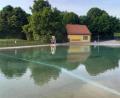 Bild: fjo
Ein neuer Bademeisterstuhl kündet beim Wasserwacht-Gebäude unübersehbar von vielen Neuerungen zur lang ersehnten Wiederöffnung der Waidhauser Freizeitanlage "Bäckeröd".