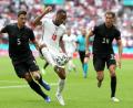 Bild: Nick Potts/dpa
Englands Raheem Sterling (Mitte) kämpft mit Deutschlands Mats Hummels (links) und Leon Goretzka um den Ball.