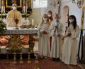 Bild: bö
In der Pfarrei St. Michael in Allersburg feiern Marie, Anna, Noah, Nele und Emma zusammen mit ihren Familien und Pfarrer Hans- Jürgen Zeitler Erstkommunion.