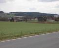 Bild: Mardanow
Der Solarpark "Oberviechtach 2" soll links der Kreisstraße von Oberviechtach (im Hintergrund) nach Wildeppenried entstehen.