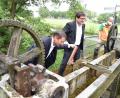 Bild: hcz
Und auf geht's: Durch Kurbeln stauen Oberbürgermeister Jens Meyer und Bau- und Planungsdezernent Oliver Seidel mit Stefan Dürgner das Wasser an.