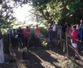 Bild: Nicole Koller
Die Pilger beim Gebet am Wegkreuz von Georg Kolbeck (links) in Kienlohe.