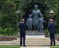 Bild: Dominic Lipinski/dpa
Der britische Prinz William (links) und Prinz Harry vor dem Denkmal ihrer Mutter.