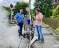 Bild: Eichl
Bürgermeister Markus Ludwig (links) und Ingenieur Jürgen Wolfrum vor dem Dampfgenerator, mit dessen Hilfe der Liner in den alten Rohren aushärtet.