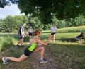 Bild: bl
Kerstin Birner (im Vordergrund) betreut als Übungsleiterin SpVgg Pfreimd den "Challenge Run" und sorgt dafür, dass sich die Teilnehmer in der ersten Gruppe gut aufwärmen. Mit dem Konzept von Andrea Lorenz kann die Abteilung Turnen in der Pandemie das perfekte Training in der Natur bieten.