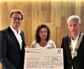 Bild: no
Gemeinsam überreichen der scheidende Präsident Christian Wiegard (rechts) und sein Nachfolger Marko Reiter eine Spende von 500 Euro an die Vorsitzende des Vereins Rehkitzrettung Amberg-Sulzbach, Susanne Kunisch.