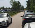 Bild: Stefan Dirnberger
Während die Parkplätze teils verwaisen, stehen die Fahrzeuge der Besucher dicht an dicht im Halteverbot.
