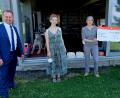 Bild: le
Die Kulturwerkstatt Kalmreuth erhält eine Spende von 1500 Euro durch die Vereinigte Sparkassent. Von links: Bankdirektor Gerhard Hösl, Praktikantin Jelina Dirscherl, Leiterin Irene Fritz und Landrat Andreas Meier.