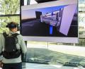 Bild: Sebastian Gmeiner/LUCE Stiftung
Für den virtuellen Raum ist jede Szenerie möglich. So wie hier während des Sonnenaufgangs ein Parkdeck in Los Angeles, auf dem an einer Maschine gearbeitet wird.