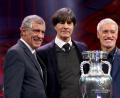 Archivbild: Christian Charisius/dpa
Die drei Großen aus der Gruppe F sind schon raus. Mit dem EM-Pokal werden sie nichts zu tun haben: Fernando Santos (links), Nationaltrainer von Portugal, Didier Deschamps (rechts), Nationaltrainer von Frankreich, und Joachim Löw, Nationaltrainer von Deutschland.