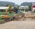 Bild: frd
Die alte Asphaltdecke ist bereits verschwunden: Die Arbeiten für den Ausbau der Gemeindestraße vom Oberviechtacher Industriegebiet West (im Hintergrund) bis zum Ortsteil Hof laufen seit Ende Mai.