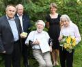 Bild: sche
Pfarrer Eduard Kroher (links) überbrachte Josef Dotzler (sitzend) im Auftrag von Bischof Rudolf Voderholzer die Bischof-Johann-Michael-von-Sailer-Medaille. Mit auf dem Bild (von links) Kirchenpfleger Alfred Schorner, Pfarrgemeinderatssprecherin Kerstin Püschl sowie die Lebensgefährtin des Geehrten, Lieselotte Schindler.