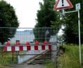 Bild: fsb
Die Brücke über die Waldnaab bei Pirkmühle ist gesperrt. Hier führt eigentlich der Naabtal-Radweg weiter. Doch dahinter liegt das Firmengelände von Constantia Hueck Folien.