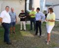 Bild: bjp
Als Modellprojekt lobte Bundestagsabgeordneter Albert Rupprecht (Zweiter von rechts) bei einem Besuch mit Bürgermeisterin Carmen Pepiuk (rechts) das Blankenmühler Biomassekraftwerk. Mit dabei waren: (von links) NEW-Geschäftsführer Bernhard Schmidt, NEW-Vorstandsvorsitzender Helmuth Wächter sowie die „Bürgerenergie“-Co-Vorsitzenden Udo Greim und Johann Mayer.