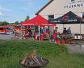 Bild: twi
Die vorbereiteten "Wern-Burger" und Bratwurstsemmeln der Feuerwehr Wernberg fanden reißenden Absatz