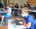 Bild: Gabi Schönberger
Die Achtklässler der St.-Felix-Schule in Neustadt/WN arbeiten im Unterricht mit Laptops. Das Sonderpädagogische Förderzentrum hat aktuell insgesamt 45 Tablets und 33 Laptops für die Buben und Mädchen.