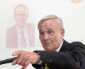 Bild: Gabi Schönberger
Da geht's lang: Kurt Seggewiß kann es irgendwie noch nicht ganz lassen.