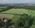 Bild: bey
Östlich von Gelpertsricht, eingerahmt von einem Baumbestand auf der linken Grundstücksseite und einer Hecke an der westlichen Grundstücksgrenze zu den Häusern Gelpertsrichts hin, soll auf der großen, hellgrün erscheinenden Fläche die neue Photovoltaikanlage errichtet werden. Die Anlage Forsthof wird auf der grünen Fläche in der linken oberen Bildhälfte hinter dem Baumbestand gebaut. Dazwischen sind Anlagen des Golfclubs Schwanhof.