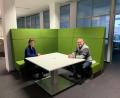 Bild: Siemens
Arbeiten an Empfehlungen zur inklusiven Sprache: Theresa Bühl aus der Amberger Personalabteilung von Siemens im Gespräch mit ihrem Kollegen Werner Ahles, Schwerbehindertenvertreter am Standort.