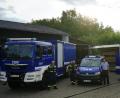 Bild: abi
Seit Kurzem stehen brandneue Einsatzgeräte auf dem Hof des THW-Ortsverbands Marktredwitz – sehr zur Freude aller Aktiven des Technischen Hilfswerks. Das Bild zeigt (von links) Kraftfahrer Marco Reimer (im Lkw), den neuen Zugführer Andre Murrmann, Schirrmeister Thomas Bock, Ortsbeauftragten Andreas Ernstberger und Logistikleiter Sebastian Prüm.