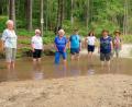 Bild: bsc
Eine besondere Sportstunde hielt die Seniorensportgruppe des BRK am Steinwaldbach. Übungsleiterin Zita Schuster (Vierte von rechts) gestaltete auf Anregung von Gerhard Meiler (Vierter von links) eine Kneippveranstaltung, die große Freude machte.