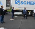 Bild: jr
CSU-Bundestagsabgeordneter Albert Rupprecht (Mitte) informierte sich im Scherdel-Logistik-Zentrum Waldershof über das weltweit agierende Unternehmen. Mit dabei waren (von links) Zweiter Bürgermeister Mario Rabenbauer, Logistik-Standortleiter Ralf Gerboth, geschäftsführender Gesellschafter Marcus Bach und Stadträtin Christine Weidmann.